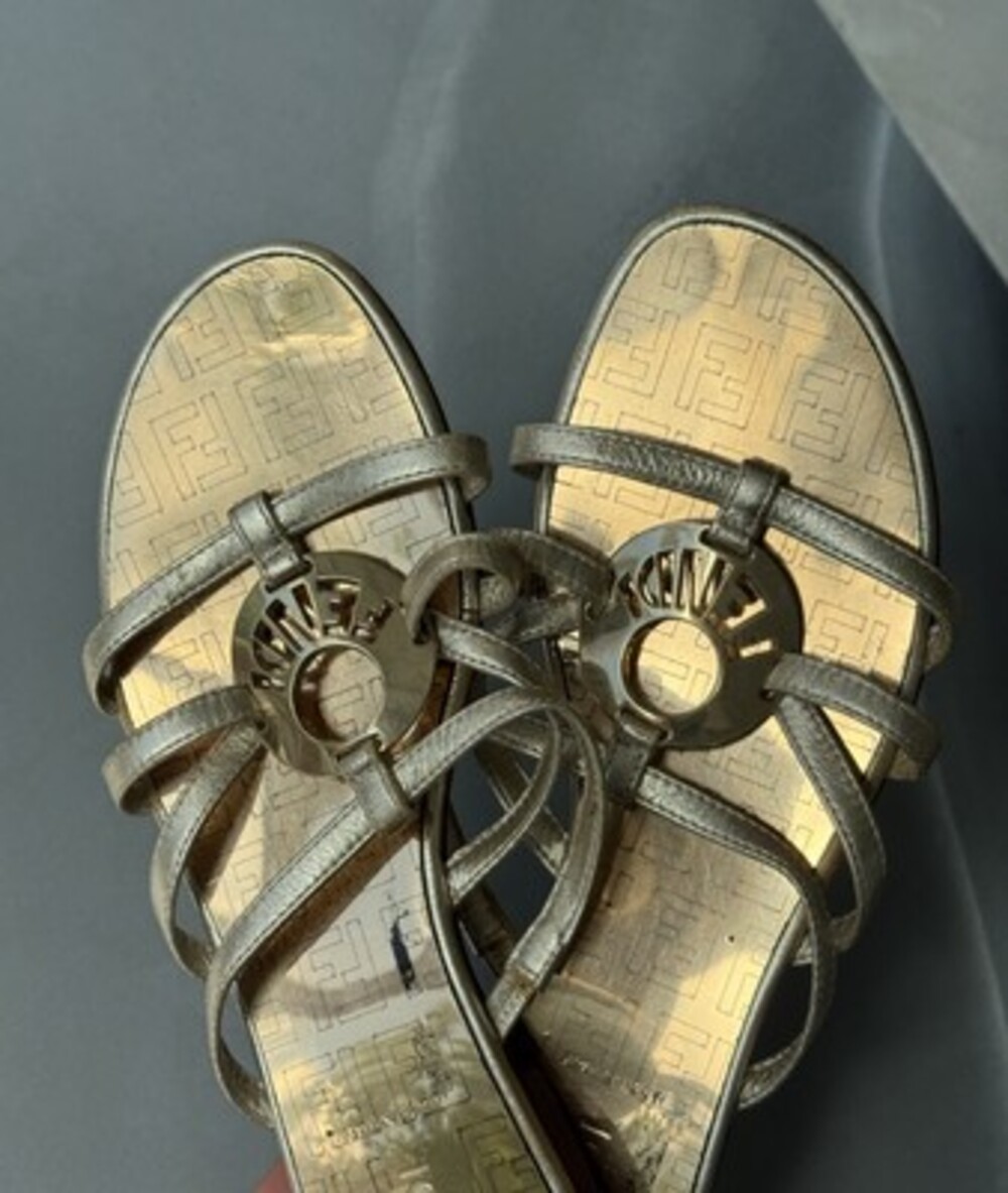 Vintage FENDI GOLD Round LOGO Strappy Flat Sandals Size 37 Metallic USA 7 - Picture 11 of 11
